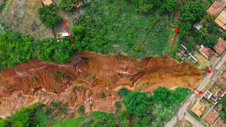 Arial view of the sinkhole triggered by erosion near Buriticupu in February 2025. Image credit: Marinho Air Drones/ Prefeitura Municipal De Buriticupu