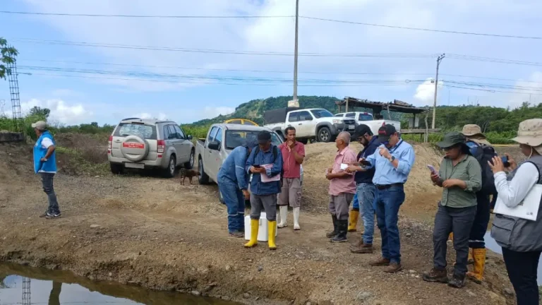 Authorities in Esmeraldas assessing effects of the oil spill in Esmeraldas region