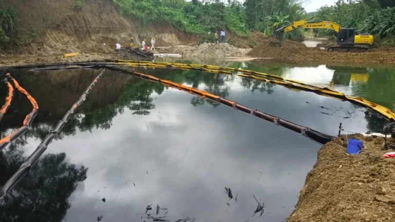 Barriers being set up in the river to prevent the spread of oil spill in Ecuador March 16, 2025