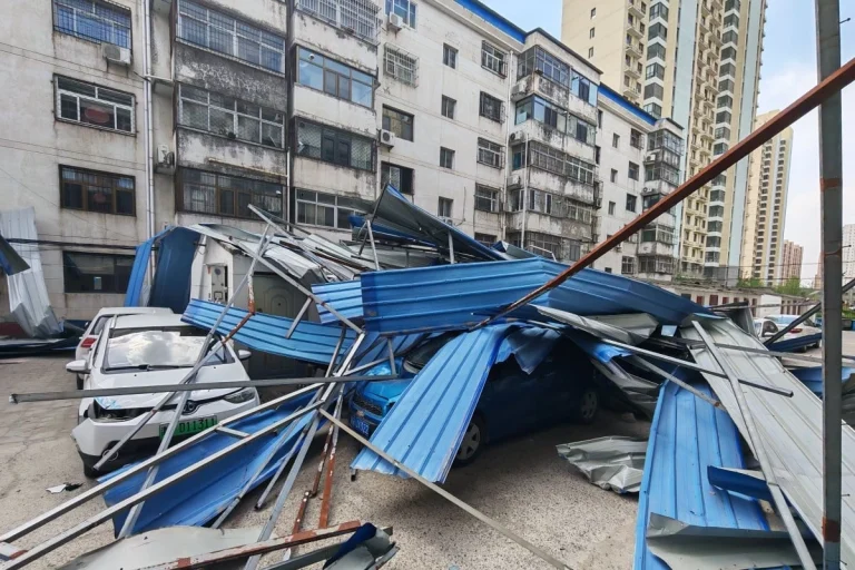Collapsed structure on vehicle in China on Saturday, April 12, 2025 Image credit: Photo: Weibo/飞蟹子