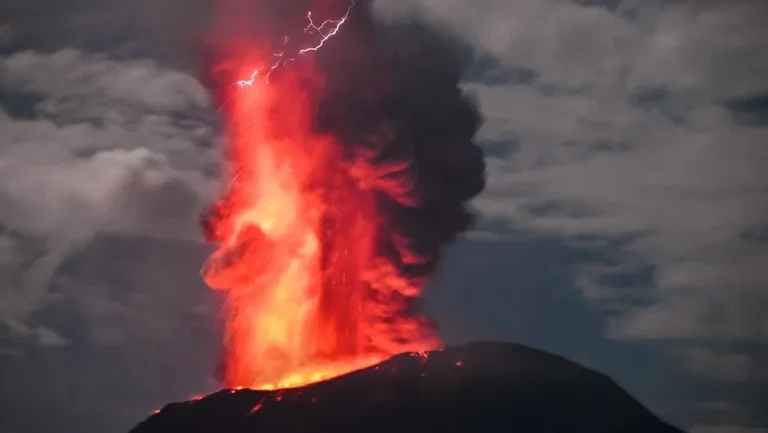 Eruption at Ibu