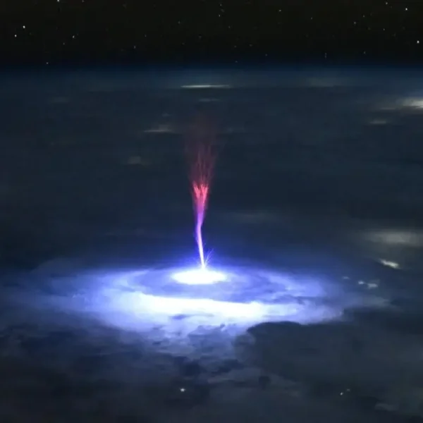 gigantic jet from iss on july 3 2025 vapor ayers close