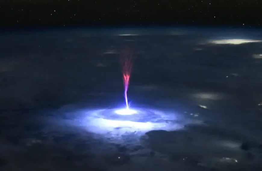 gigantic jet from iss on july 3 2025 vapor ayers close