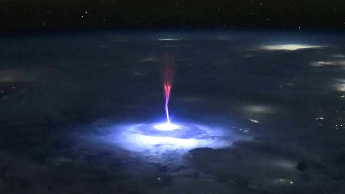 gigantic jet from iss on july 3 2025 vapor ayers close