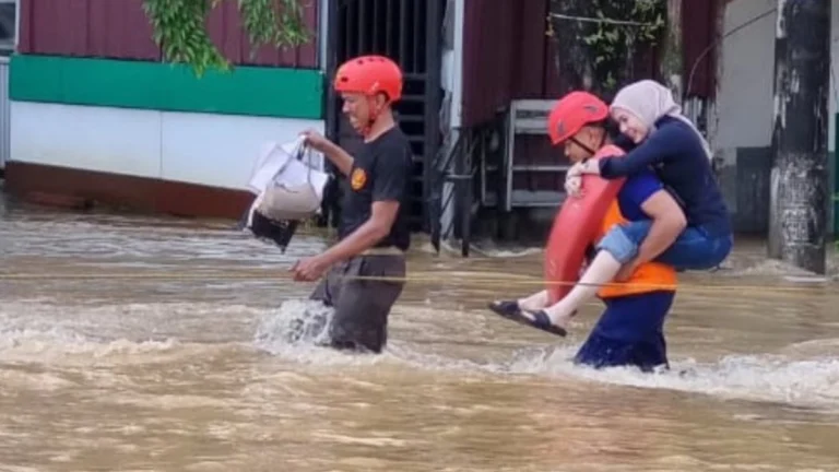 East Kalimantan Police SAR unit evacuates residents from flood-affected areas in Balikpapan following prolonged heavy rainfall on June 19, 2025. Credit: Dit Polair Kaltim