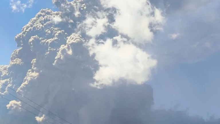 lewotobi laki-laki eruption 1108 wita july 7 2025 f