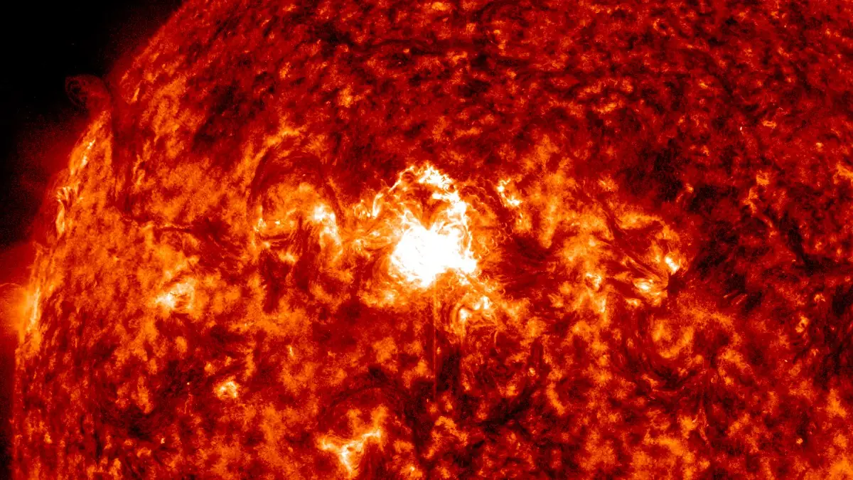 m8.4 solar flare june 15 2025 1800 utc sdo aia 304 f