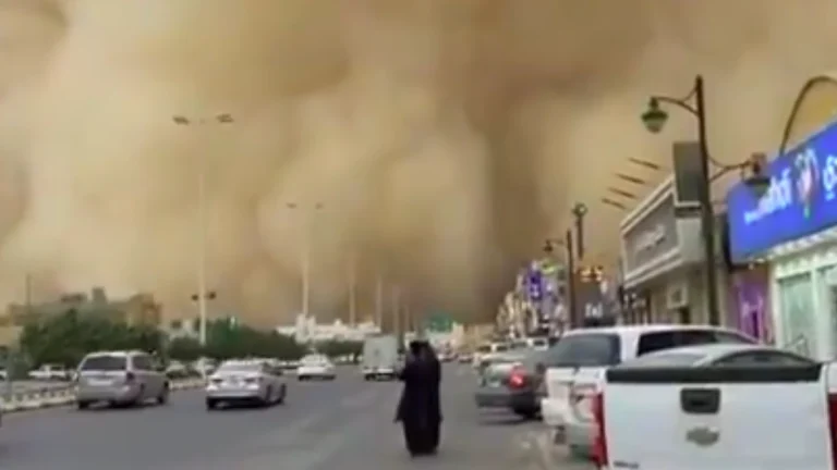 Sandstorms sweep across Al Duwadmi on Monday, May 5, 2025