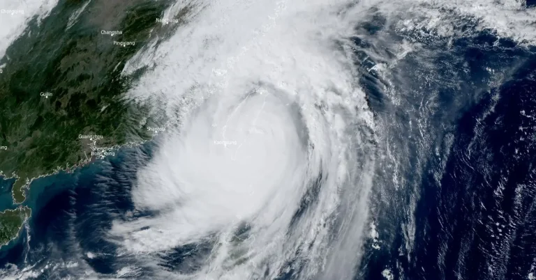 satellite image of typhoon kong-rey making landfall in Taiwan at 0500 utc on october 31 2024